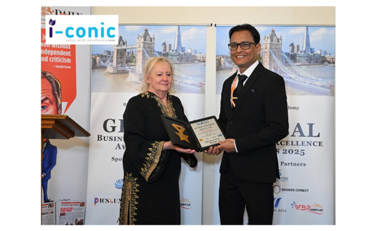 Dr. Pankaj Kumar Akshay receiving the GBE Award from Ms. Carol Tripp